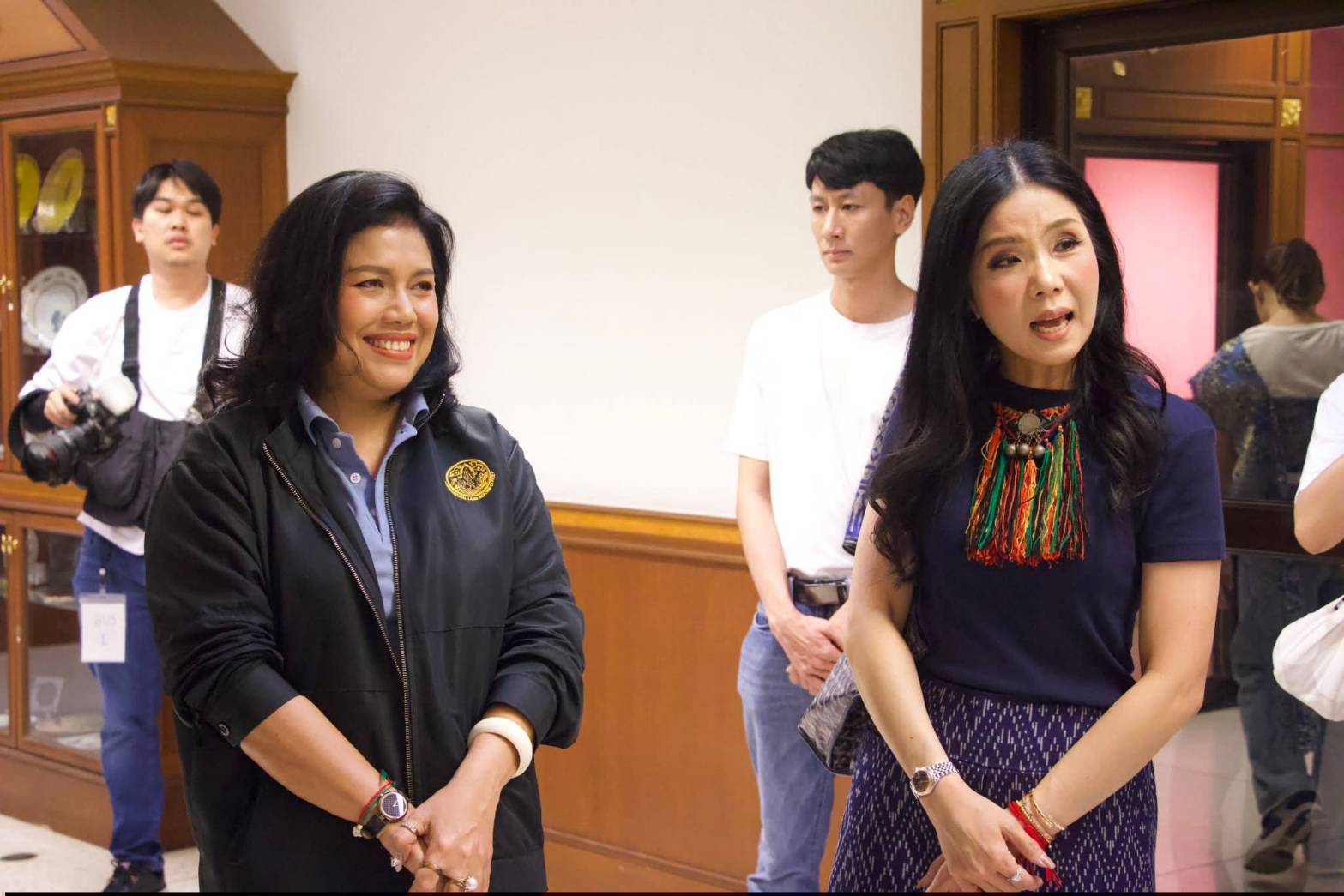 title - ผอ.ศพส. ห้การต้อนรับ คณะผู้บริหาร พนักงาน และสื่อมวลชน จาก บริษัท ทิพยประกันภัย จำกัด (มหาชน) พร้อมนำคณะเข้าเยี่ยมชมนิทรรศการสืบสาน สายธาร สร้างงาน หัตถศิลป์ ณ ศูนย์ส่งเสริมและพัฒนาอาชีพเสริมนอกภาคการเกษตร (ศูนย์ศิลปาชีพ บางไทรฯ (เดิม)) 